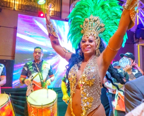 Passista Elaine de Abreu sambando junto com a Bateria nota 10 da Status Samba Show