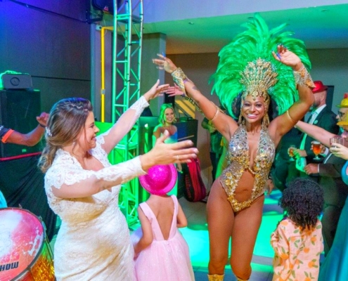 Noiva Grasi recebendo Passista Elaine de Abreu em sua Festa de Casamento