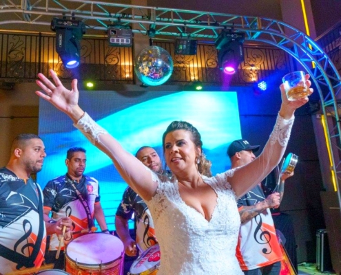 Noiva Grasi em momento unico proporcionado pela Status Samba Show em sua Festa de Casamento