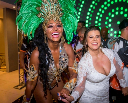 Passista Elaine de Abreu interagindo com noiva Grasi em sua Festa de Casamento