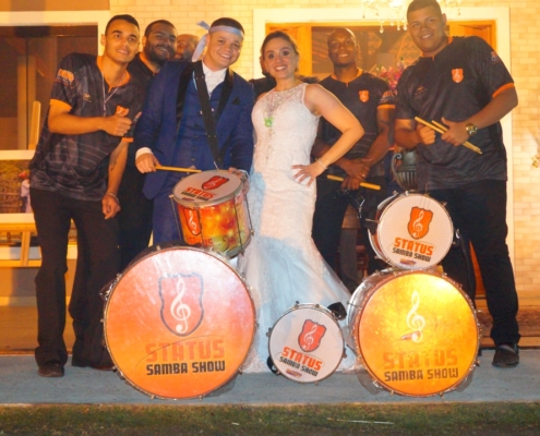 Casamento Alex e Monica 09-09-20170038 Casal Junto com Bateria de Escola de Samba