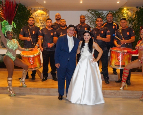 Casamento Gustavo e Alana 28-10-20170040 Casal junto com equipe ao final de mais um show