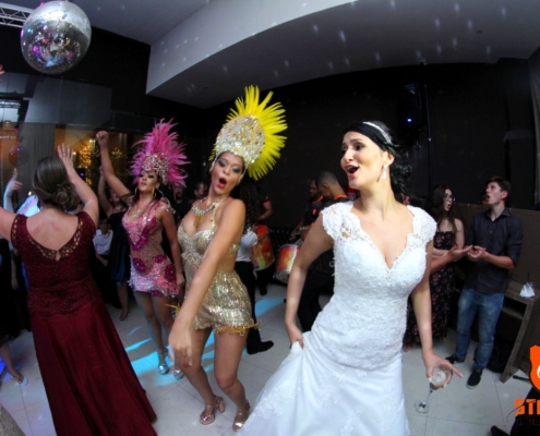 Casamento Suelen e Eduardo 11-11-20170059 Noiva Sambando com passistas