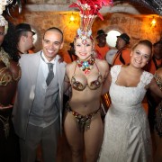 Casamento Magno e Jéssica – Status Samba Show0020 Noiva Jéssica, Noivo Magno com Passistas Valéria, Karine e Mariana Pedro em Festa de Casamento