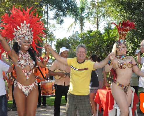 Marlene Festa de Aniversario Samba Show 0007 Passistas Elaine de Abreu e Karine interagindo com Aniversariante