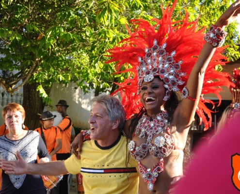 Marlene Festa de Aniversario Samba Show 0048 Passista Elaine interagindo com Aniversariante