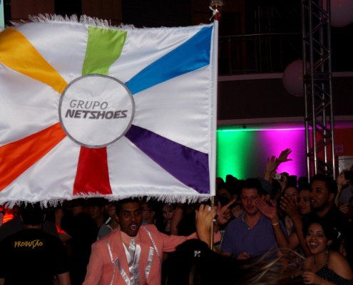 Festa Corporativa Netshoes0015 Mestre Sala e Porta Bandeira com bandeira personalizada