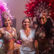 Noiva com Passistas Noiva em momento descontraído de sua festa registando ao lado de passistas
