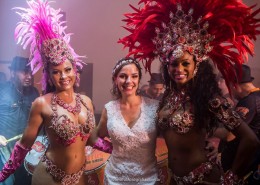 Noiva com Passistas Noiva em momento descontraído de sua festa registando ao lado de passistas