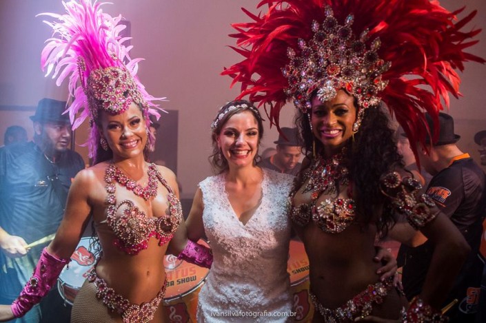 Noiva com Passistas Noiva em momento descontraído de sua festa registando ao lado de passistas