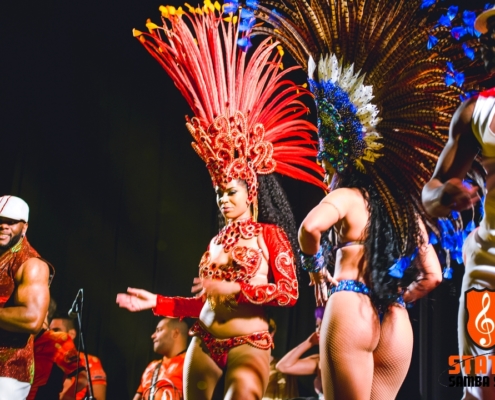 Show Claudia Leite - Mulatas Nathany e Jessica em Show Claudia Leite