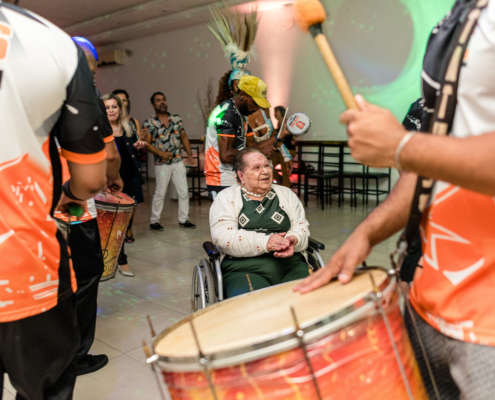Festa de Aniversário Dona Helena - 03 Dona Helena acompanhando de perto e interagindo com a Bateria de Escola de Samba da Status Samba Show em sua Festa